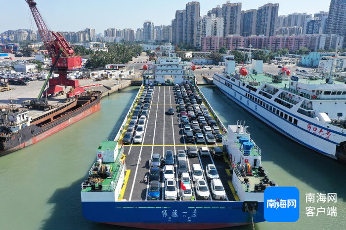 　　电动车上船有代泊车人员停放。记者 汪承贤 摄