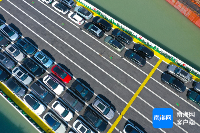 　　电动车上船有代泊车人员停放。记者 汪承贤 摄