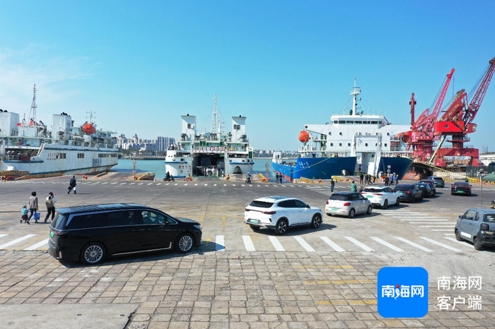 　　1月12日12时左右，电动车开始排队驶入“绿源一号”平板船。记者 汪承贤 摄