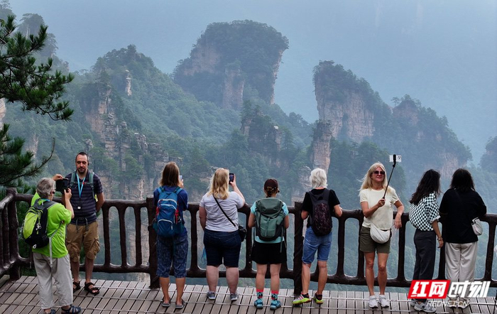 外国游客在张家界国家森林公园游玩。吴勇兵/摄