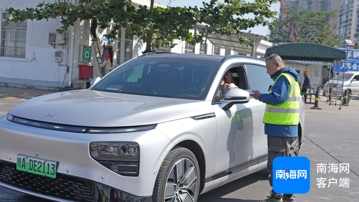 　　电动车上船有代泊车人员停放，人车开始分流。记者 汪承贤 摄
