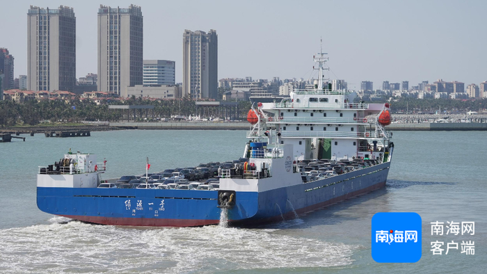 　　“绿源一号”平板船准时启程开离秀英港朝海安港出发。记者 汪承贤 摄