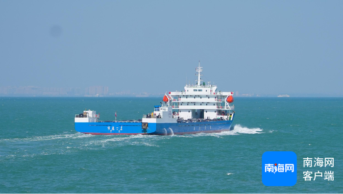 　　“绿源一号”平板船准时启程开离秀英港朝海安港出发。记者 汪承贤 摄