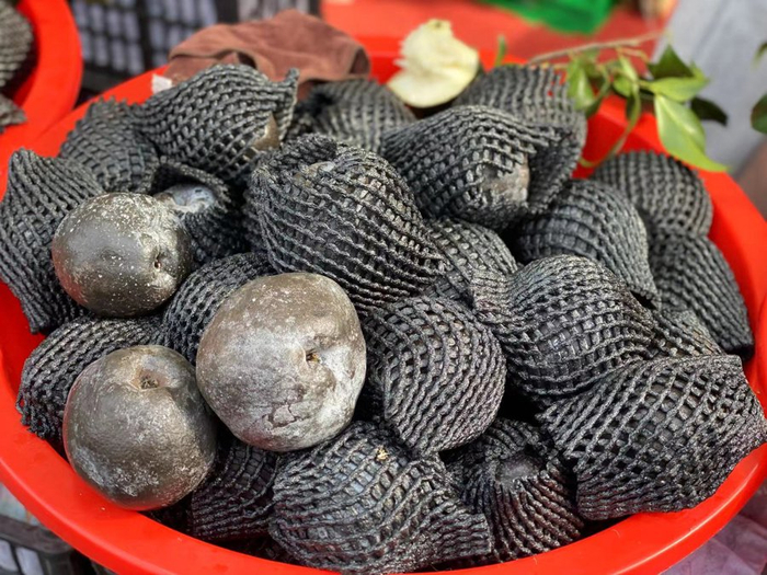 图说：脆甜的藏乌梨迎来了不少回头客