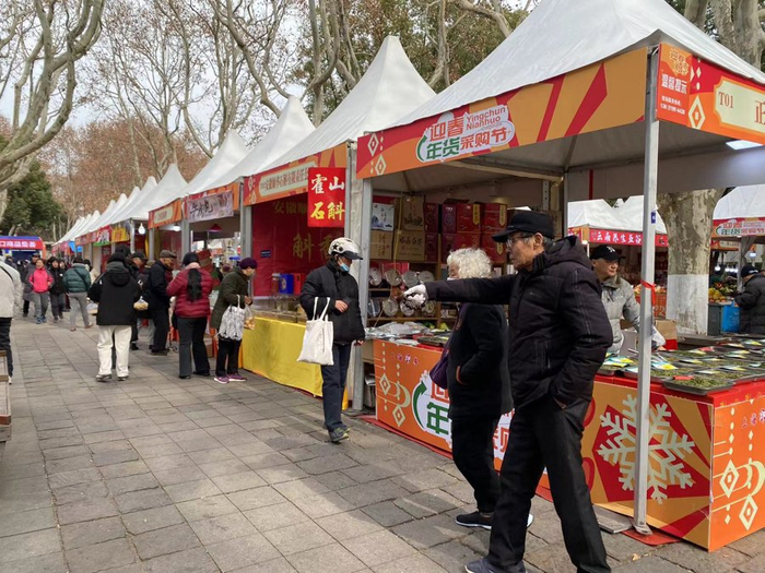 图说：年货市集里消费者络绎不绝 来源/张钰芸 摄（下同）
