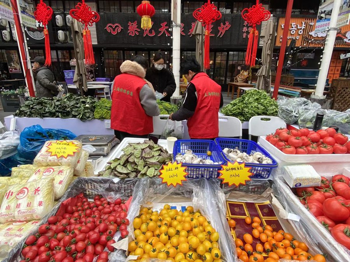 图说：上海郊区供销社带来了新鲜的地产蔬菜