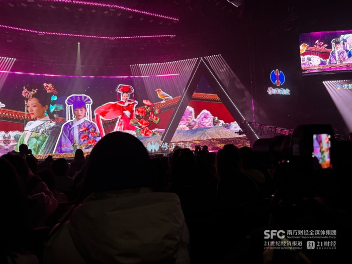 站姐正在拍摄“安陵容”演出。本报记者贺泓源/摄