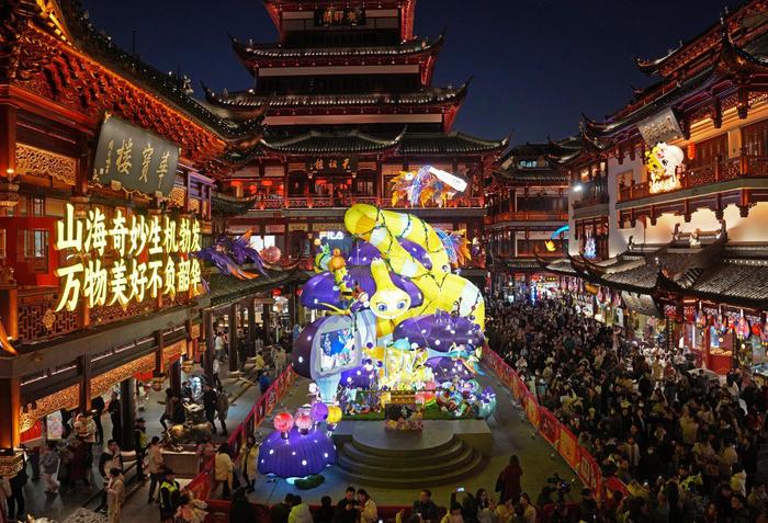 2025年1月1日拍摄的豫园商城中心广场的生肖蛇年主题灯组。 新华社记者 刘颖 摄