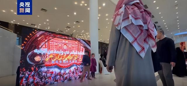 △当地民众与总台春晚宣传片合影留念