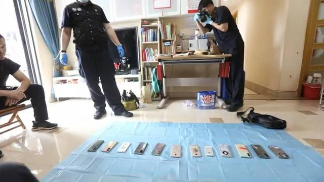 网络倒票犯罪团伙用于犯罪的相关银行卡、手机SIM卡、手机。广铁公安供图