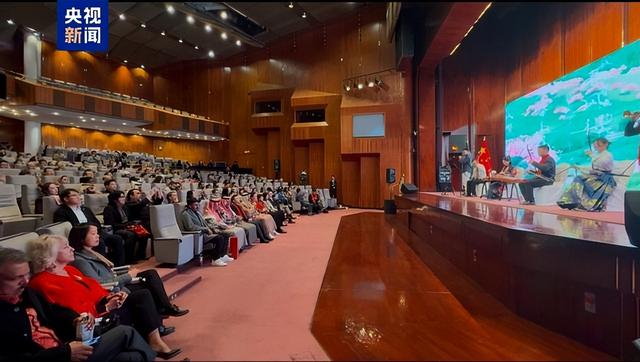 △现场观众欣赏总台春晚经典歌曲精选