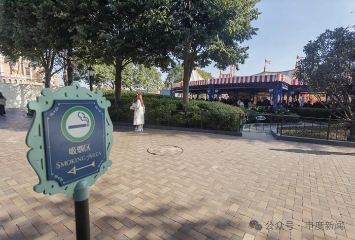 ▲吸烟区与游客等候区本设置有间隔