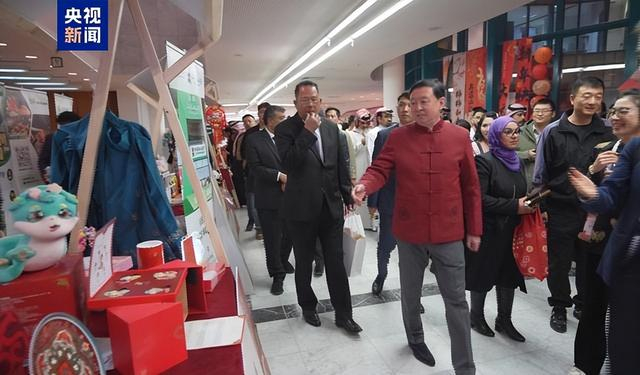 △多国驻沙特大使参观总台文创产品展位