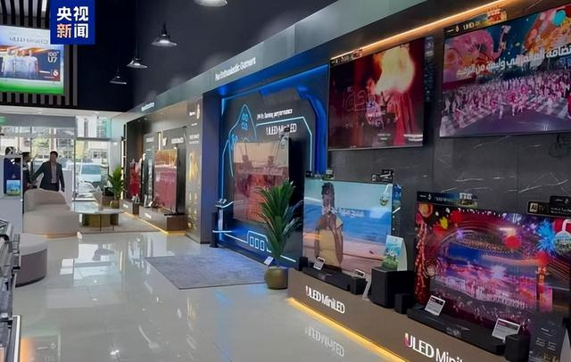 △总台蛇年春晚宣传片在利雅得核心商圈的大屏播出