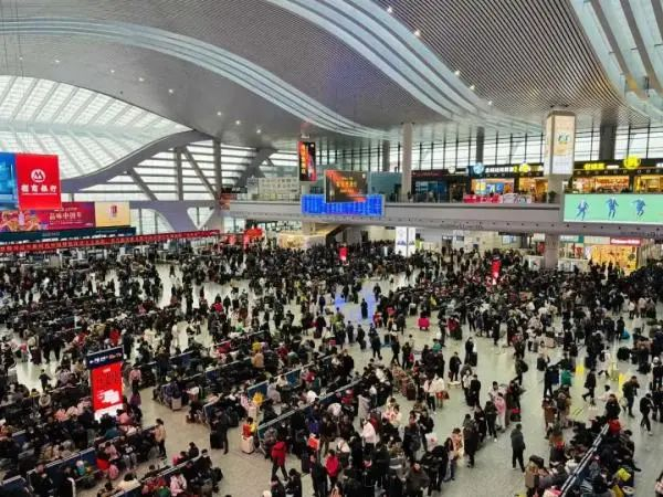 铁路宁波站旅客正在候车。范洪/摄