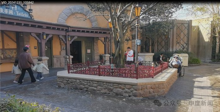 ▲使用洗手间的孩子们必须穿越吸烟区