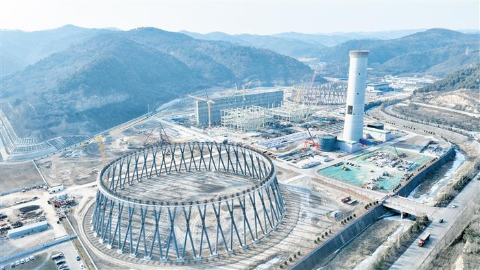 陕煤黄陵店头电厂二期2×1000兆瓦机组扩建项目现场（1月3日摄）。