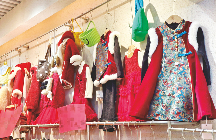     服装店内的新中式过年童装。    本报记者 赵金玲 摄