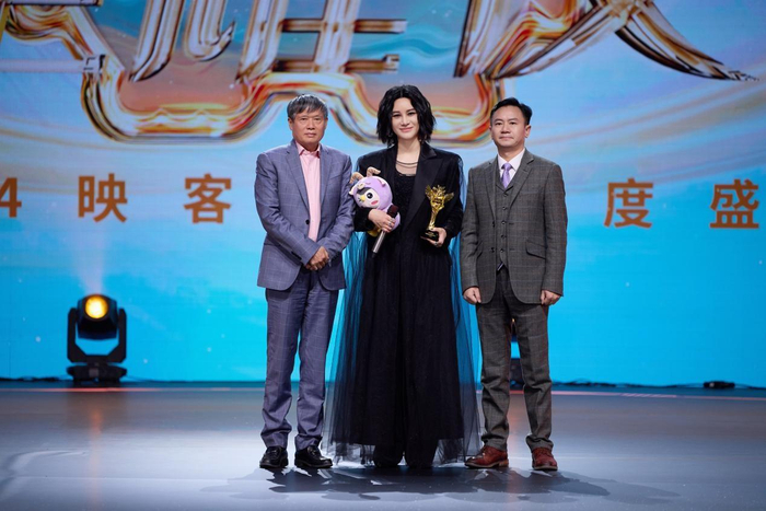 从左至右：湖南广播电视台原台长欧阳常林、尚雯婕、映宇宙执行总裁、总编辑夏晓晖