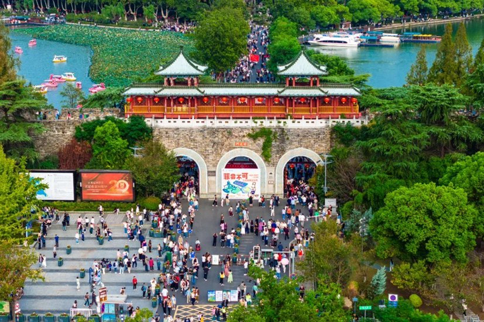 去年国庆假期，众多游客来到玄武湖景区。景区供图