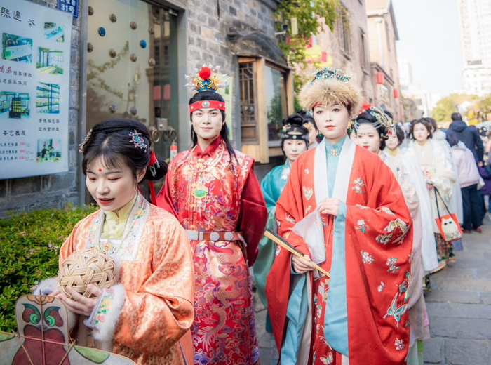 熙南里街区的汉服巡游。街区供图