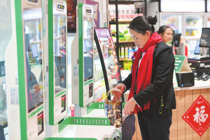 1月12日，在旺佳旺超市金牛店，市民正在使用自助结账系统便捷购物。记者 杨鹤 摄