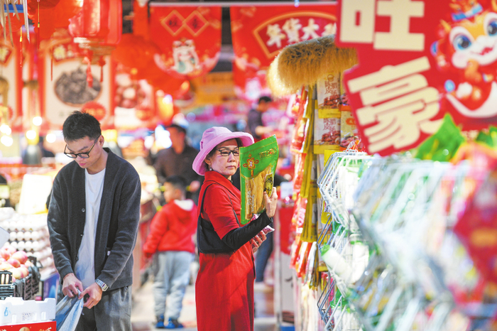 1月12日，在旺豪超市（明珠店），市民游客正在货架前挑选商品。记者 杨鹤 摄