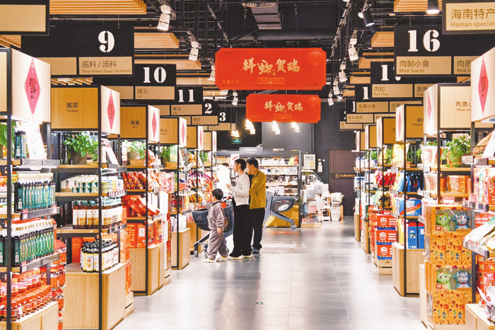 1月11日，在海口西海岸远大购物中心好百客超市内，货架整齐排列，商品种类丰富，市民带着孩子在其中选购商品。记者 石中华 摄