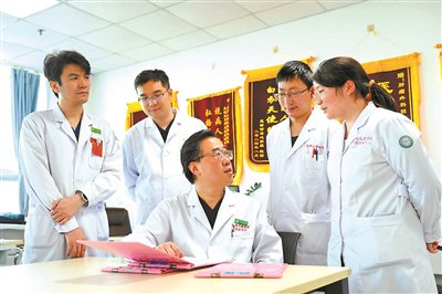 北京儿童医院肿瘤外科专家韩炜在保定病区会诊教学