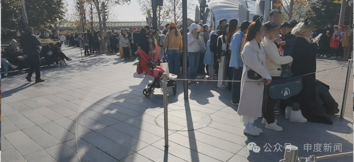 ▲绕行通道设置在吸烟区中