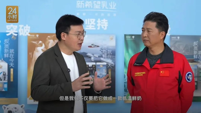 席刚和沈权在探讨“极致”精神