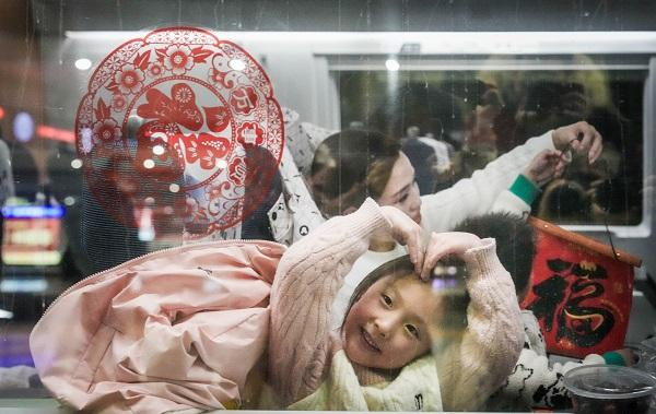 图说：车厢里年味浓浓