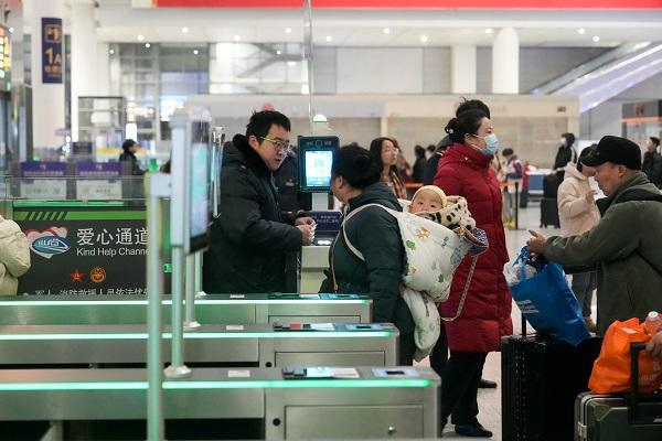 图说：候车大厅灯火通明，旅客如织 陈梦泽 摄（下同）