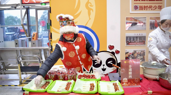 1约14日，成都东站汽车客运站候车大厅的“年味”活动。成都观察 杨柳 摄