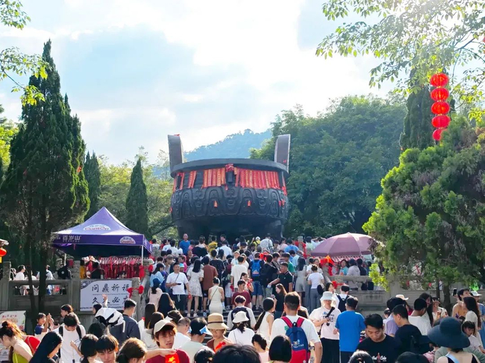 △大量游客来到鼎湖山抛许愿球。图源 肇庆国资