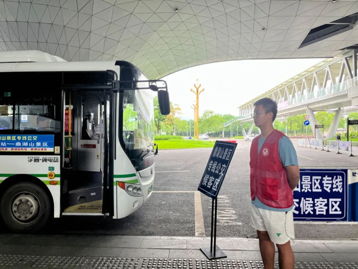 △肇庆东站志愿者为游客提供乘车咨询服务。肇庆市融媒体中心记者 万涛 摄
