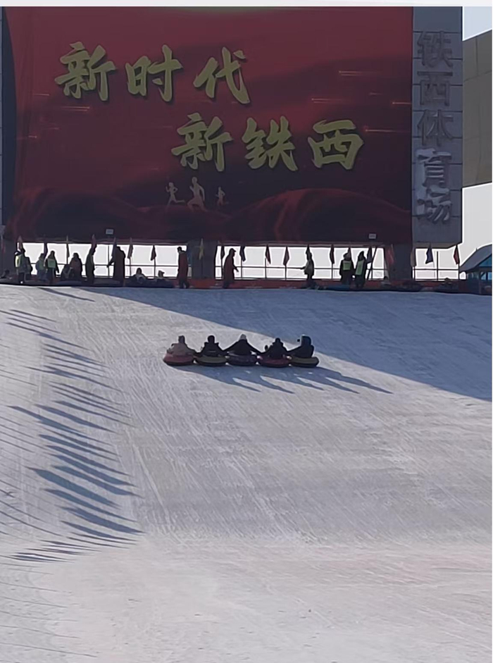 惊险刺激的雪坡冲刺。 王文郁/摄