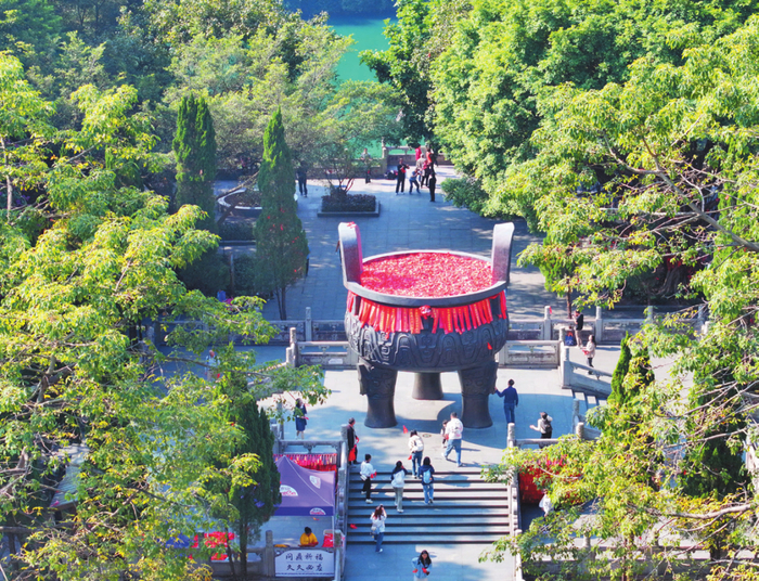 △ 鼎湖山的“问鼎祈福”。肇庆市融媒体中心记者 吴勇强 摄
