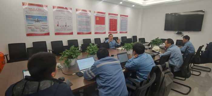 图为华东理工大学王辅臣教授与现场工程技术人员讨论开车方案