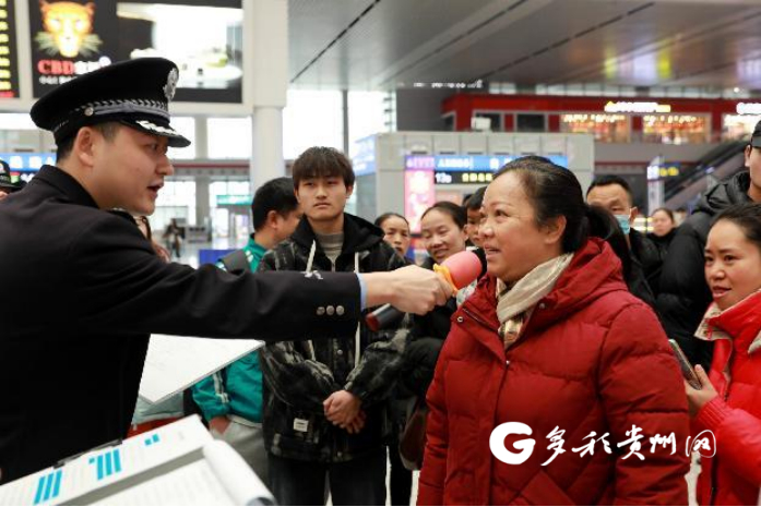 开展安全乘车知识问答互动 文威/摄