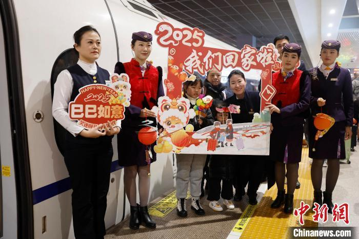 列车乘务员与旅客合影。中新网记者 殷立勤 摄