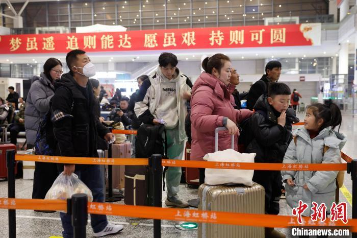 旅客在铁路上海虹桥站等待验票上车。中新网记者 殷立勤 摄