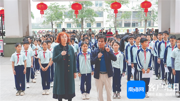 海南非遗传承人戴志勇（右）、王呆南向学生们展示方言歌曲的魅力。受访者供图