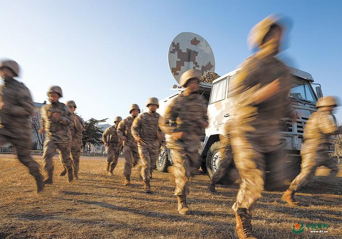 　　信息支援部队某部官兵奔向战位。张俊彦摄