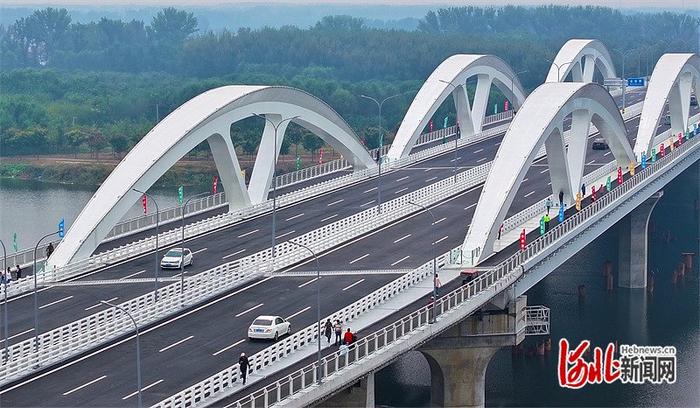 2024年9月29日，车辆行驶在厂通路潮白河大桥上。（资料片）河北日报记者 史晟全摄