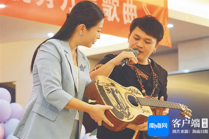 王蔚和阿侬子黎（右）在海南省国兴中学参加艺术沙龙活动。受访者供图