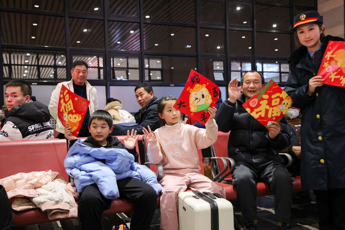 2025年1月13日，北京西站候车室，K4159次列车的旅客。中青在线见习记者 陈思阳/摄