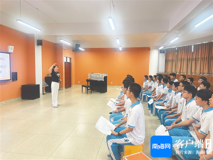 海南省国兴中学学生学唱海南方言歌曲。受访者供图