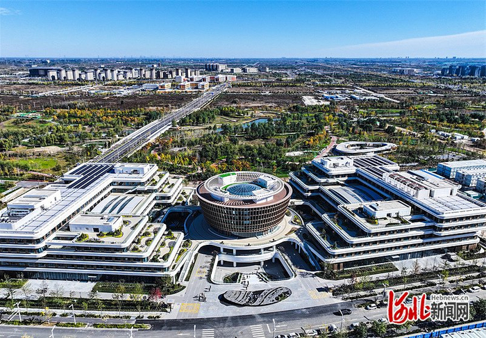 2024年12月10日，无人机航拍位于雄安新区启动区的中国电信智慧城市产业园。（资料片）河北日报记者 刘光昱摄