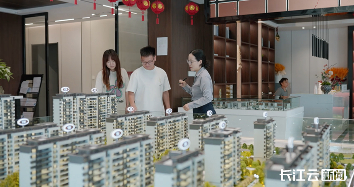 售楼员给居民讲解购房政策